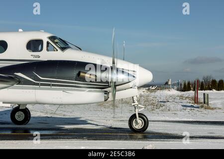 DLOUHA LHOTA, TSCHECHISCHE REPUBLIK - 27. JANUAR 2021. Beechcraft BE A90 King Air (OK-SIL) rollt auf einer verschneiten Landebahn am Flughafen in Príbram, Tschechien Stockfoto