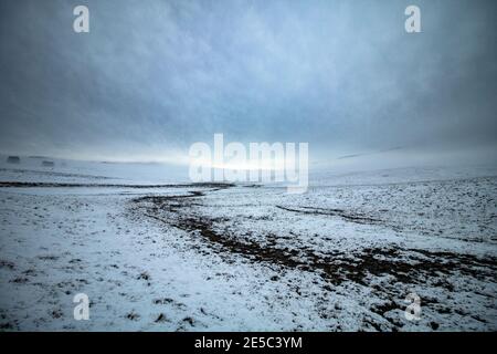 Winter, fast apokalyptische Landschaft von Schnee bedeckt Bergfelder, wie es aus einer anderen Welt Stockfoto