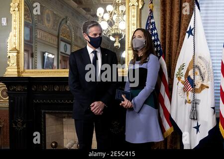 Washington, Usa. Januar 2021. Antony Blinken, US-Außenminister, links, und seine Frau Evan Ryan stehen während einer Vereidigung in Zeremonie im Weißen Haus in Washington, DC am Mittwoch, 27. Januar 2021. Der Senat bestätigte gestern Blinken und übergab einem der dienstältesten Helfer von Präsident Biden die Aufgabe, die Atomverhandlungen mit dem Iran wieder aufzunehmen und das Vertrauen zu Verbündeten wiederherzustellen, die von der vierjährigen Trump-Regierung erschüttert wurden. Foto von Stefani Reynolds/UPI Kredit: UPI/Alamy Live Nachrichten Stockfoto