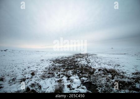 Winter, fast apokalyptische Landschaft von Schnee bedeckt Bergfelder, wie es aus einer anderen Welt Stockfoto