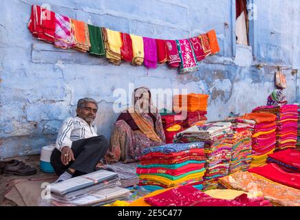 Verkäufer Verkauf von Kleidung mit lebendigen Farben in der blauen Stadt, Jodhpur Stockfoto