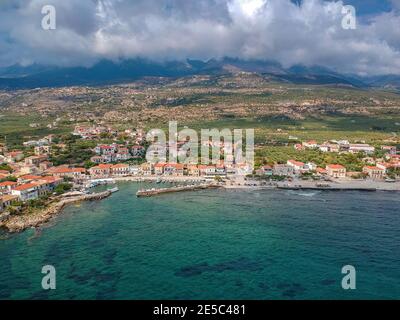 Luftlandblick über das Küstendorf Agios Nikolaos und den malerischen alten Hafen in der Nähe von Kardamyli, Peloponnes, Europa Stockfoto