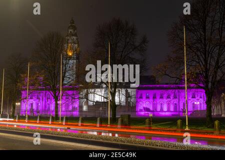 Cardiff City Hall, Cardiff, Wales, Großbritannien, 27. Januar 2021. Der Holocaust Memorial Day wird in ganz Großbritannien mit ikonischen Gebäuden in violettem Licht als Zeichen des Respekts und der Erinnerung an die Opfer der Shoah, dem Holocaust, begangen. Quelle: Haydn Denman/Alamy Live News. Stockfoto