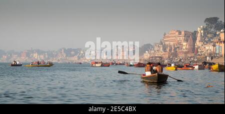 Boote auf dem Ganges-Fluss übertragen Touristen Sightseeing der Varanasi heilige Stadt in Indien Stockfoto