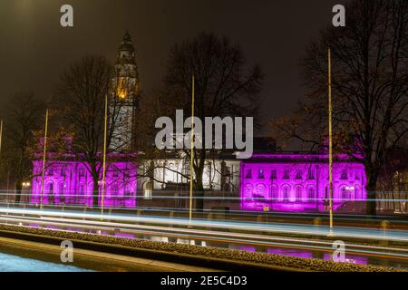 Cardiff City Hall, Cardiff, Wales, Großbritannien, 27. Januar 2021. Der Holocaust Memorial Day wird in ganz Großbritannien mit ikonischen Gebäuden in violettem Licht als Zeichen des Respekts und der Erinnerung an die Opfer der Shoah, dem Holocaust, begangen. Quelle: Haydn Denman/Alamy Live News. Stockfoto