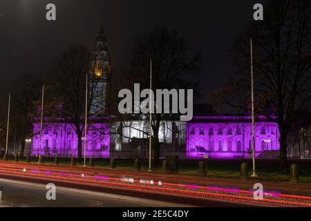 Cardiff City Hall, Cardiff, Wales, Großbritannien, 27. Januar 2021. Der Holocaust Memorial Day wird in ganz Großbritannien mit ikonischen Gebäuden in violettem Licht als Zeichen des Respekts und der Erinnerung an die Opfer der Shoah, dem Holocaust, begangen. Quelle: Haydn Denman/Alamy Live News. Stockfoto