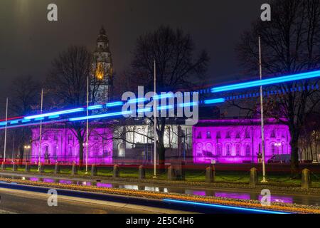 Cardiff City Hall, Cardiff, Wales, Großbritannien, 27. Januar 2021. Der Holocaust Memorial Day wird in ganz Großbritannien mit ikonischen Gebäuden in violettem Licht als Zeichen des Respekts und der Erinnerung an die Opfer der Shoah, dem Holocaust, begangen. Quelle: Haydn Denman/Alamy Live News. Stockfoto