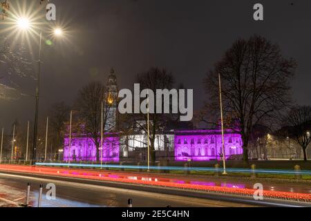 Cardiff City Hall, Cardiff, Wales, Großbritannien, 27. Januar 2021. Der Holocaust Memorial Day wird in ganz Großbritannien mit ikonischen Gebäuden in violettem Licht als Zeichen des Respekts und der Erinnerung an die Opfer der Shoah, dem Holocaust, begangen. Quelle: Haydn Denman/Alamy Live News. Stockfoto