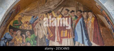 Banner mit altem Mosaik an der Hauptfassade der Basilika San Marco Darstellung biblische Szene in Venedig, Italien, Nahaufnahme, Details Stockfoto