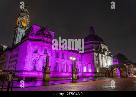 Cardiff City Hall, Cardiff, Wales, Großbritannien, 27. Januar 2021. Der Holocaust Memorial Day wird in ganz Großbritannien mit ikonischen Gebäuden in violettem Licht als Zeichen des Respekts und der Erinnerung an die Opfer der Shoah, dem Holocaust, begangen. Quelle: Haydn Denman/Alamy Live News. Stockfoto