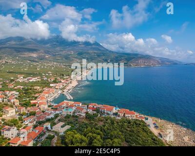 Luftlandblick über das Küstendorf Agios Nikolaos und den malerischen alten Hafen in der Nähe von Kardamyli, Peloponnes, Europa Stockfoto