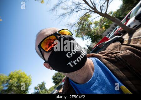Mann mit guter Problemmaske und Sonnenbrille. Stockfoto