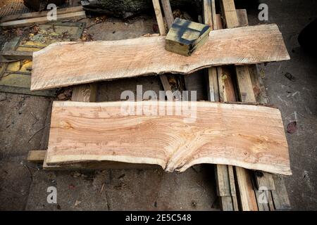 Selbstgefräste schwarze Heuschreckenholzplatten. Stockfoto