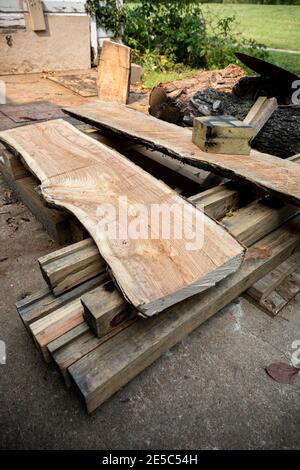 Selbstgefräste schwarze Heuschreckenholzplatten. Stockfoto