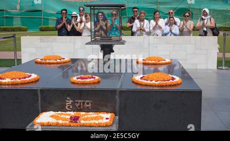 Touristen am Raj Ghat Denkmal zu Mahatma Gandhi, Delhi, Indien Stockfoto