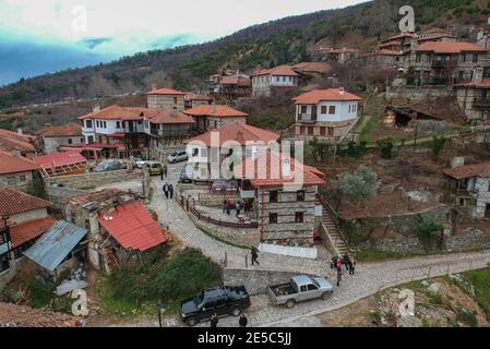 Luftpanorama von Paleos Panteleimonas Dorf. Es ist ein altes malerisches Dorf in der Präfektur Pieria. Stockfoto