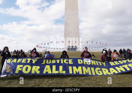 Washington, USA. Januar 2021. Casa in Action und No Muslim Ban Evas Organisation veranstalten heute am 27. Januar 2021 in der National Mall in Washington DC, USA, eine Kundgebung zum Thema „Take Action for All of US“ und fordern Präsident Biden auf, das Gesetz zur Einwanderungsreform zu unterstützen. (Foto von Lenin Nolly/Sipa USA) Quelle: SIPA USA/Alamy Live News Stockfoto