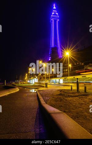 Blackpool, Großbritannien. Januar 2021. Nachrichten. Holocaust Remembrance Day 2021 sieht Blackpools Turm purpurrot werden, um die Erinnerung an den Holocaust zu markieren. Quelle: Gary Telford/Alamy Live News Stockfoto