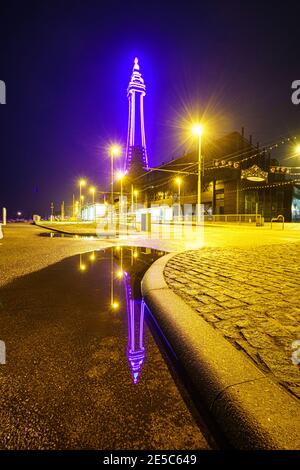 Blackpool, Großbritannien. Januar 2021. Nachrichten. Holocaust Remembrance Day 2021 sieht Blackpools Turm purpurrot werden, um die Erinnerung an den Holocaust zu markieren. Quelle: Gary Telford/Alamy Live News Stockfoto