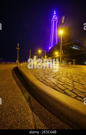 Blackpool, Großbritannien. Januar 2021. Nachrichten. Holocaust Remembrance Day 2021 sieht Blackpools Turm purpurrot werden, um die Erinnerung an den Holocaust zu markieren. Quelle: Gary Telford/Alamy Live News Stockfoto