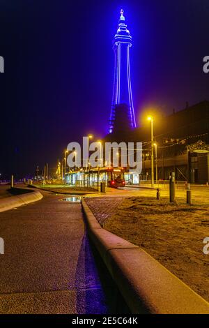 Blackpool, Großbritannien. Januar 2021. Nachrichten. Holocaust Remembrance Day 2021 sieht Blackpools Turm purpurrot werden, um die Erinnerung an den Holocaust zu markieren. Quelle: Gary Telford/Alamy Live News Stockfoto