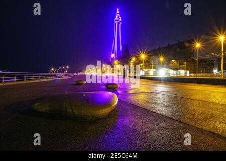 Blackpool, Großbritannien. Januar 2021. Nachrichten. Holocaust Remembrance Day 2021 sieht Blackpools Turm purpurrot werden, um die Erinnerung an den Holocaust zu markieren. Quelle: Gary Telford/Alamy Live News Stockfoto