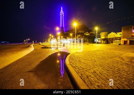 Blackpool, Großbritannien. Januar 2021. Nachrichten. Holocaust Remembrance Day 2021 sieht Blackpools Turm purpurrot werden, um die Erinnerung an den Holocaust zu markieren. Quelle: Gary Telford/Alamy Live News Stockfoto