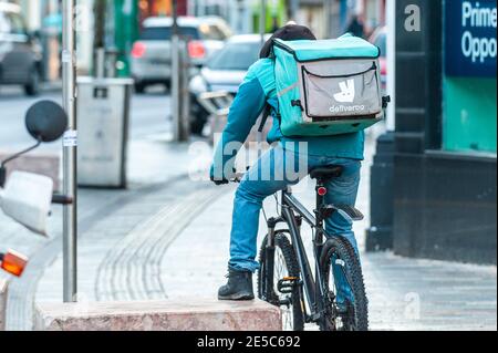 Deliveroo Food Delivery Rider in Cork, Irland. Stockfoto