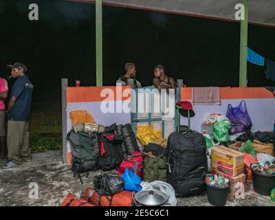 Kensi, Arguni, Indonesien - 06. Februar 2018: Eine Menschenmenge aus dem Stamm der Mairasi beobachtet Touristen während einer Expedition in die Regenforen Stockfoto