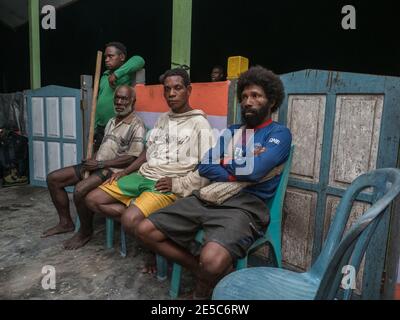 Kensi, Arguni, Indonesien - 06. Februar 2018: Eine Menschenmenge aus dem Stamm der Mairasi beobachtet Touristen während einer Expedition in die Regenforen Stockfoto