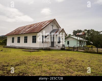 Kensi, Teluk Arguni, Indonesien - 01. Februar 2018: Kirche in dem kleinen Dorf im indonesischen Tropenwald. Bird's Head Peninsula, West Papua, Stockfoto