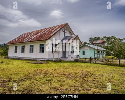 Kensi, Teluk Arguni, Indonesien - 01. Februar 2018: Kirche in dem kleinen Dorf im indonesischen Tropenwald. Bird's Head Peninsula, West Papua, Stockfoto