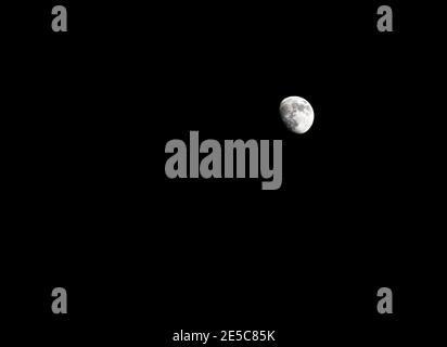 Waxing Gibbous Vollmond in dunkel klaren Nacht Stockfoto