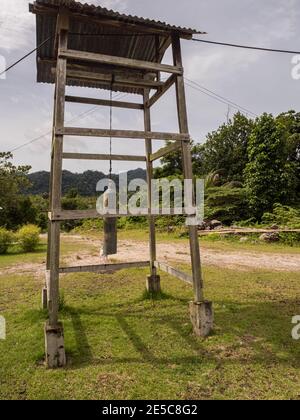 Kensi, Teluk Arguni, Indonesien - 01. Februar 2018: Glockenturm vor der Kirche in einem kleinen Dorf im indonesischen Tropenwald. Vogelkopf PE Stockfoto