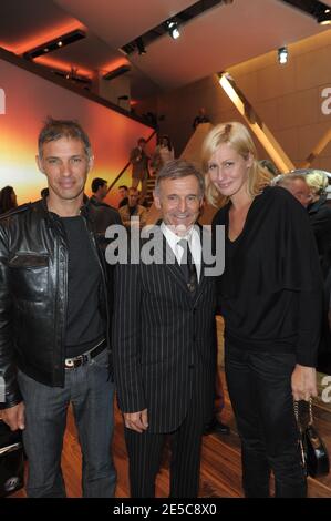 Paul Belmondo (L) seine Frau Luana und Bernard Darniche (C) nahmen an der Vorstellung des "Pariser Automobilsalon 2008 bekannt als "Mondial de l'Automobile", in Paris, Frankreich, am 2. Oktober 2008 statt. Foto von Ammar Abd Rabbo/ABACAPRESS.COM Stockfoto