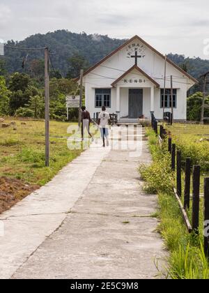 Kensi, Teluk Arguni, Indonesien - 01. Februar 2018: Kirche in dem kleinen Dorf im indonesischen Tropenwald. Bird's Head Peninsula, West Papua, Stockfoto