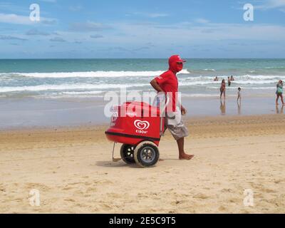 Natal, Rio Grande do Norte, Brasilien - 18. Januar 2021: Straßenhändler Werke bietet seine verschiedenen Produkte auf dem Sand des Ponta Negra Strand in Natal, Ri Stockfoto