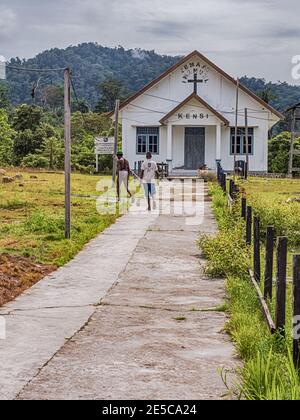 Kensi, Teluk Arguni, Indonesien - 01. Februar 2018: Kirche in dem kleinen Dorf im indonesischen Tropenwald. Bird's Head Peninsula, West Papua, Stockfoto