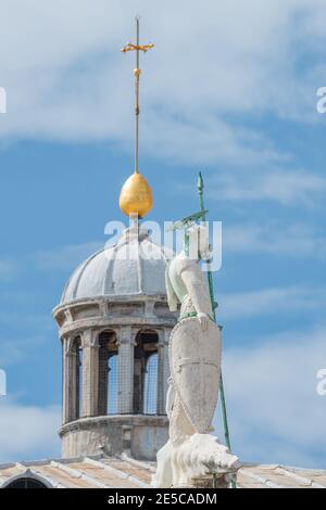 Blick auf den Markusplatz, die Dachtürme, Skulpturen und das Symbol Venedigs ein Heiliger Theodor, der vor dem Dogenpalast einen Drachen tötet, Venedig, Stockfoto