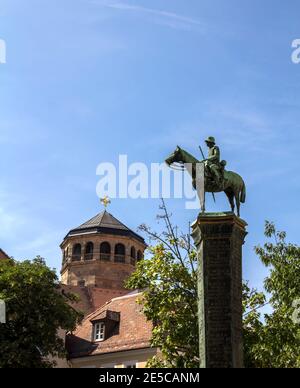 BAYREUTH, DEUTSCHLAND: Die Skulptur eines Kavaliers erinnert an die Feldzüge gegen Österreich im 19. Jahrhundert, die Statue befindet sich in der Innenstadt Stockfoto