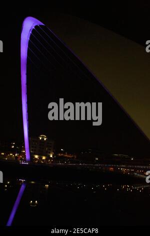 Gateshead, Großbritannien. Januar 2021. Großbritannien, Gatesheads Millenium Brücke ist lila beleuchtet, um Holocaust-Gedenktag zu gedenken. Januar 27, 2021 Credit Dan-Cooke/Alamy Live News Stockfoto