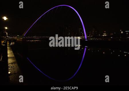 Gateshead, Großbritannien. Januar 2021. Großbritannien, Gatesheads Millenium Brücke ist lila beleuchtet, um Holocaust-Gedenktag zu gedenken. Januar 27, 2021 Credit Dan-Cooke/Alamy Live News Stockfoto