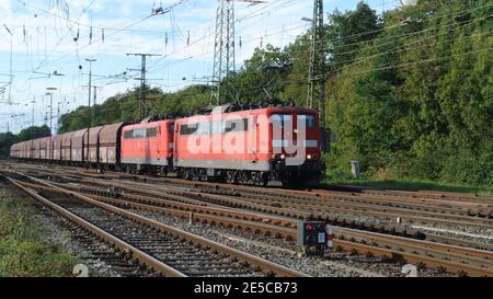 Ein Paar elektrische Lokomotiven der Deutschen Bahn Klasse 155 mit schweren Güterwagen in Köln-Gremberg, Deutschland, Europa Stockfoto