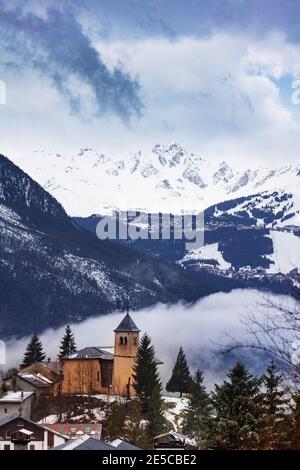 Panorama mit Kirche in Champagny-en-Vanoise Dorf in Frankreich und Aussicht Im Winter auf Courchevel Stockfoto