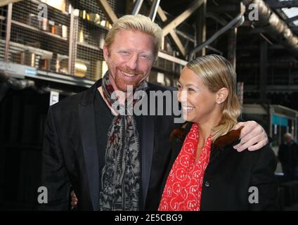 Boris Becker und seine Freundin Model Sandy Meyer Woelden bei der Talbot Runhof Spring Summer 2009 Ready-to-wear Kollektion Show am 4. Oktober 2008 in Paris, Frankreich. Foto von Denis Guignebourg/ABACAPRESS.COM Stockfoto