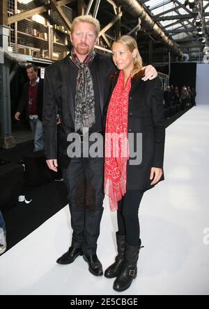 Boris Becker und seine Freundin Model Sandy Meyer Woelden bei der Talbot Runhof Spring Summer 2009 Ready-to-wear Kollektion Show am 4. Oktober 2008 in Paris, Frankreich. Foto von Denis Guignebourg/ABACAPRESS.COM Stockfoto