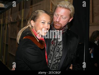 Boris Becker und seine Freundin Model Sandy Meyer Woelden bei der Talbot Runhof Spring Summer 2009 Ready-to-wear Kollektion Show am 4. Oktober 2008 in Paris, Frankreich. Foto von Denis Guignebourg/ABACAPRESS.COM Stockfoto