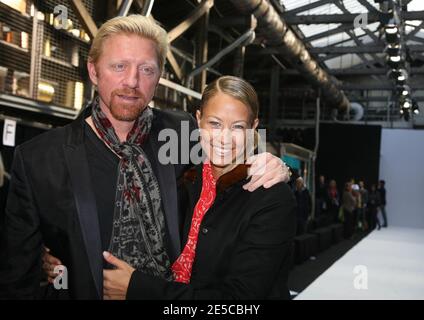 Boris Becker und seine Freundin Model Sandy Meyer Woelden bei der Talbot Runhof Spring Summer 2009 Ready-to-wear Kollektion Show am 4. Oktober 2008 in Paris, Frankreich. Foto von Denis Guignebourg/ABACAPRESS.COM Stockfoto