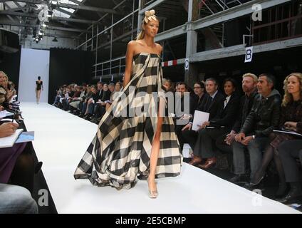 Boris Becker und seine Freundin Model Sandy Meyer Woelden bei der Talbot Runhof Spring Summer 2009 Ready-to-wear Kollektion Show am 4. Oktober 2008 in Paris, Frankreich. Foto von Denis Guignebourg/ABACAPRESS.COM Stockfoto