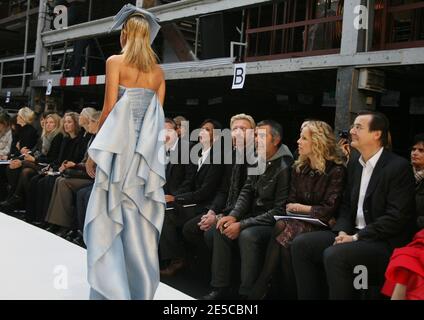 Boris Becker und seine Freundin Model Sandy Meyer Woelden bei der Talbot Runhof Spring Summer 2009 Ready-to-wear Kollektion Show am 4. Oktober 2008 in Paris, Frankreich. Foto von Denis Guignebourg/ABACAPRESS.COM Stockfoto